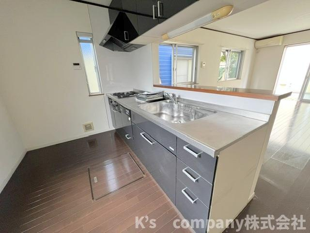 ◎高座郡寒川町中瀬　中古戸建のキッチン|キッチンの後方には食器棚と冷蔵庫のスペースが確保されています◇