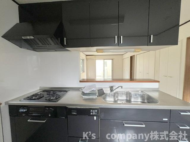◎高座郡寒川町中瀬　中古戸建のキッチン|吊戸棚収納が充実しているキッチン☆普段使いの少ない調理器具の保管にも役立ちます◇
