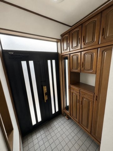 深草平田町の玄関|※掲載写真はプライベート保護の為、家具・調度品をCG処理で削除しています。
