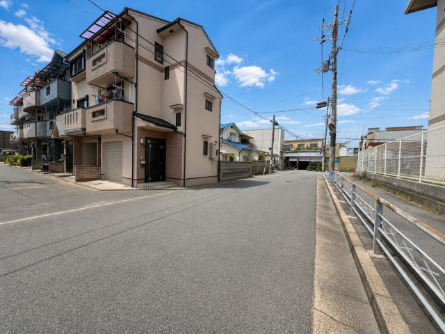 深草平田町の前面道路含む現地写真|※掲載写真はプライベート保護の為、家具・調度品をCG処理で削除しています。
