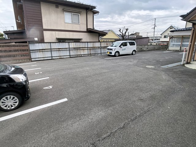ルナハイツ東原の駐車場