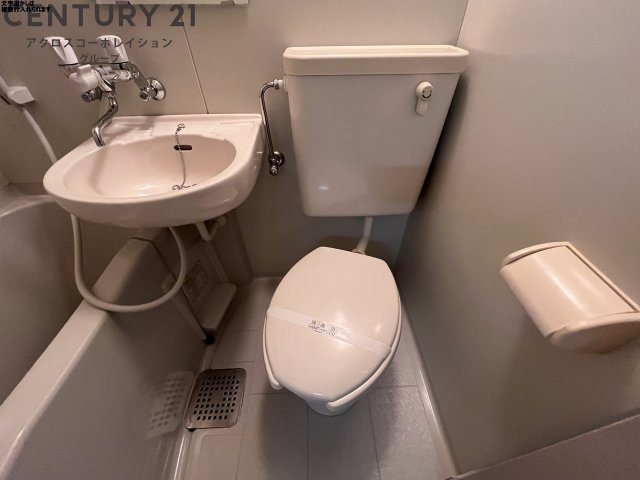 シンプルで掃除のしやすいトイレです♪