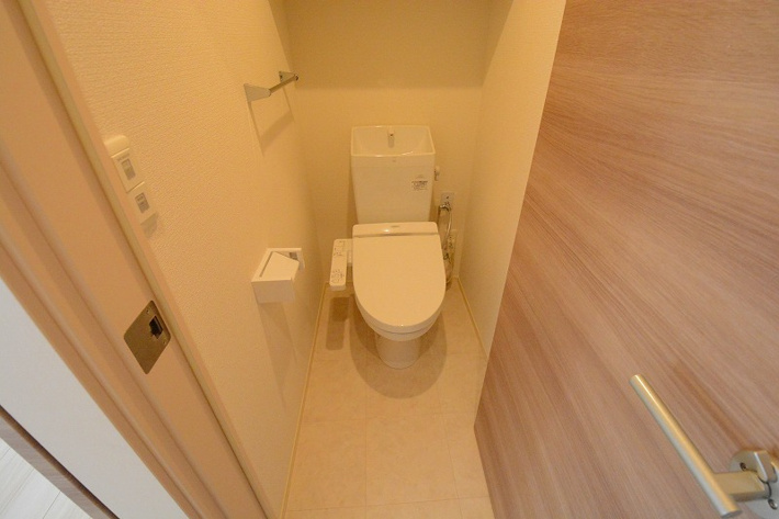 温水洗浄便座付きのトイレです♪