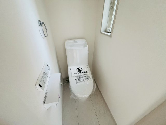 【いろどりアイタウン】　栃木市大宮町　22-P2　全3邸のトイレ|〇２号棟　トイレ〇
タオル掛け付きトイレ。ご家族様が多いご家庭の方も安心の1.２階トイレ完売♪
2026年7月撮影