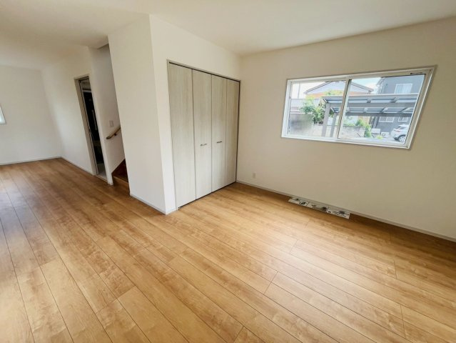 【いろどりアイタウン】　栃木市大宮町　22-P2　全3邸の居間・リビング|〇３号棟　リビング〇
リビングにも収納スペースがございます。日用品や季節ものの家電などを収納してリビングをスッキリさせることができます♪
2026年7月撮影