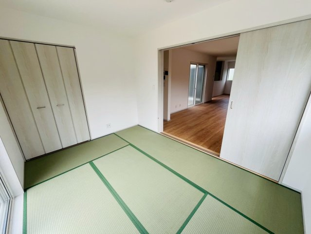 【いろどりアイタウン】　栃木市大宮町　22-P2　全3邸の和室|〇３号棟　和室　6帖〇
リビングと続き間の和室。ゆったりくつろぎたいときに嬉しいスペースです♪お子様のプレイルームとしても活用いただけます（＾＾）
2026年7月撮影