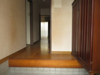 松山市溝辺町　中古戸建　３ＬＤＫの玄関