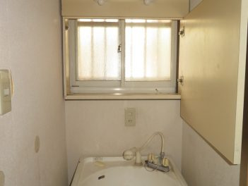 松山市溝辺町　中古戸建　３ＬＤＫの独立洗面台