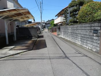 松山市溝辺町　中古戸建　３ＬＤＫの前面道路含む現地写真