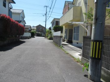 松山市溝辺町　中古戸建　３ＬＤＫの前面道路含む現地写真