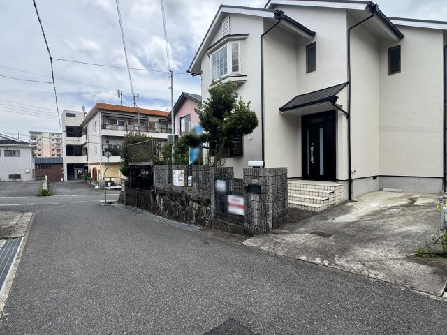神戸市西区富士見が丘１丁目戸建の前面道路含む現地写真