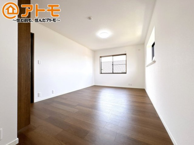 【子供部屋】 | 三島市錦が丘　中古一戸建て | 収納豊富な洋室は使い勝手良好です！