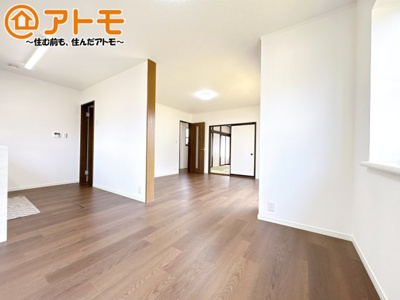 【居間・リビング】 | 三島市錦が丘　中古一戸建て | 家族団らんのイメージは、リビングを思い浮かべませんか？リビングこそ広々とした空間が良いですね♪