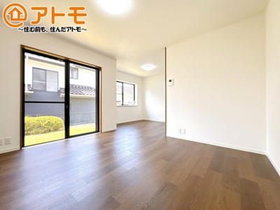 【居間・リビング】 | 三島市錦が丘　中古一戸建て | 広々と開放的なLDKは、家族が自然と集まる広さ♪お子様のリビング学習にもピッタリ♪