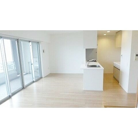 藤沢市辻堂神台１丁目の賃貸マンションの居間・リビング