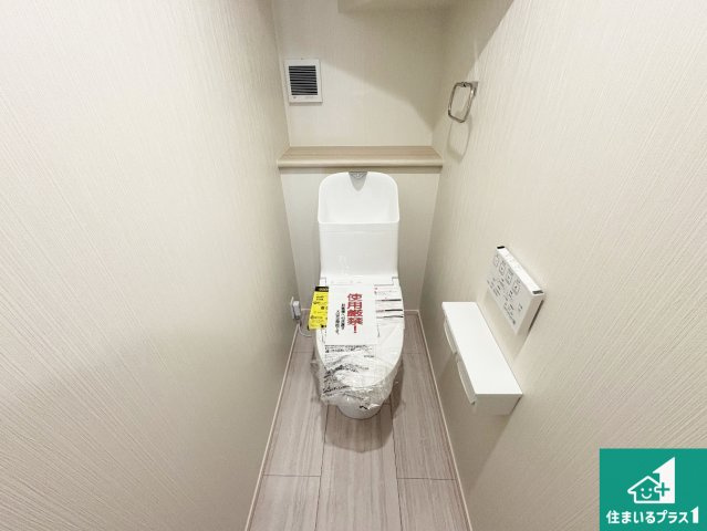摂津市浜町　第1期　新築一戸建てのトイレ|1・2階の2ヶ所にあるので、朝の忙しい時間の順番待ちもなく、深夜の利用にも大変便利です。