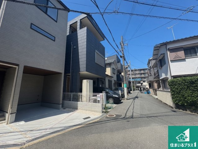 摂津市浜町　第1期　新築一戸建ての前面道路含む現地写真|周辺は閑静な住宅街！前面道路広々で車の出し入れも便利です。駐車が苦手な方でも安心して車庫入れできます！