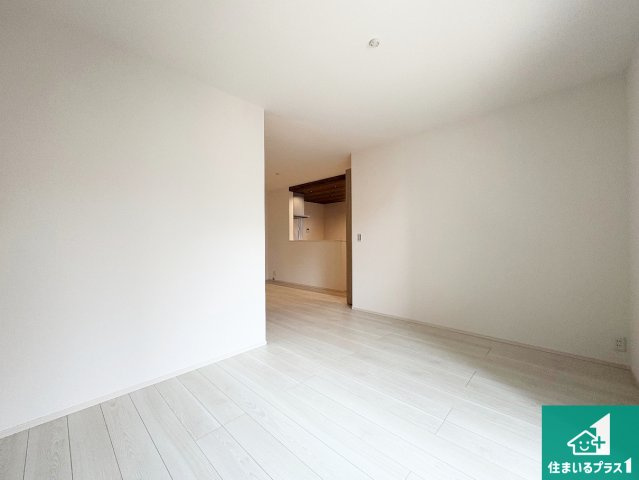 摂津市浜町　第1期　新築一戸建ての居間・リビング|日当たり良好の明るいリビングで朝の目覚めもスッキリできそう！対面キッチンでご家族のコミュニケーションも自然と増える設計！小さなお子様が遊ぶスペースを作っても広々とくつろげるLDK！