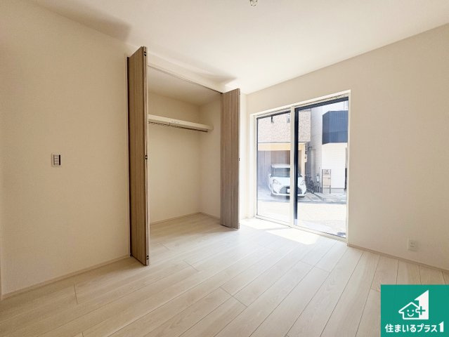 摂津市浜町　第1期　新築一戸建ての洋室|シンプルな洋室は、自分好みのインテリアが楽しめます♪ご家族とインテリアや家具を選びに行くのは新築購入時の醍醐味の一つです。ぜひお楽しみください♪