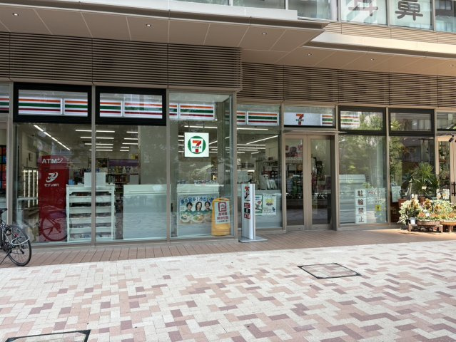 ザ・パークハウス西新宿タワー60の周辺|隣のマンション1階にセブンイレブンが入っています。