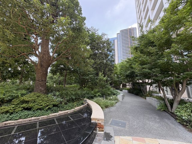 ザ・パークハウス西新宿タワー60|緑豊かな共用庭園が広がり、都心にいながら四季の移ろいを身近に感じられる心地よい空間です。