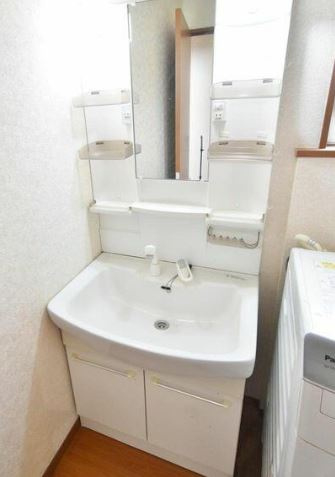 【中古】川越市萱沼リフォーム中古住宅の独立洗面台|朝の身支度に欠かせない洗面化粧台です