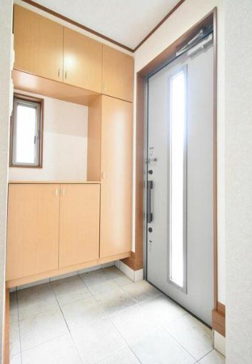 【中古】川越市萱沼リフォーム中古住宅の玄関|コの字型玄関収納