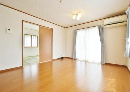 【中古】川越市萱沼リフォーム中古住宅の居間・リビング|窓も大きく採光・採風しっかり取れています