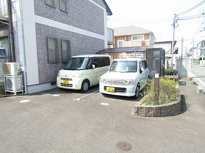 ネオメゾン小山の駐車場