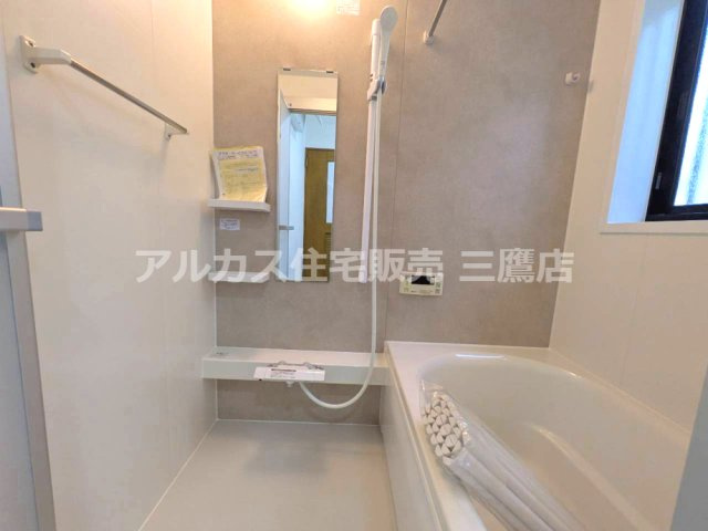 西武新宿線 小平駅 14分 中古戸建 小平市大沼町2丁目の浴室|鏡や収納棚、カウンターを備え、入浴用品を整理しやすい浴室です。