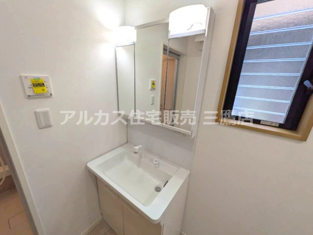 西武新宿線 小平駅 14分 中古戸建 小平市大沼町2丁目の独立洗面台|三面鏡付き洗面化粧台と小窓を備え、身支度や換気に配慮された洗面室です。