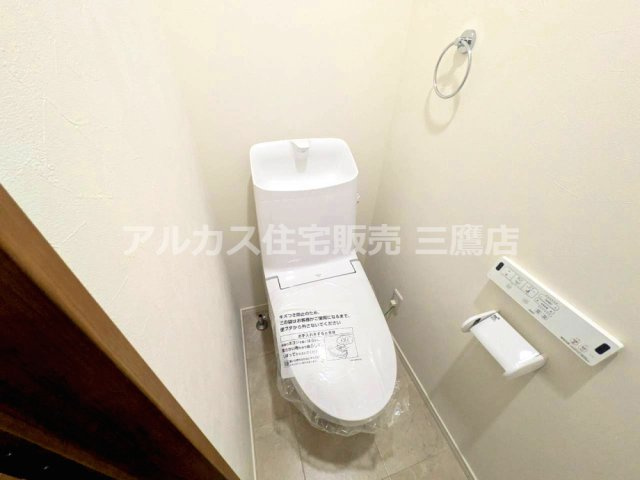 西武新宿線 小平駅 14分 中古戸建 小平市大沼町2丁目のトイレ| 手洗い付き便器と壁付けリモコンを備えた、すっきりとしたトイレです。