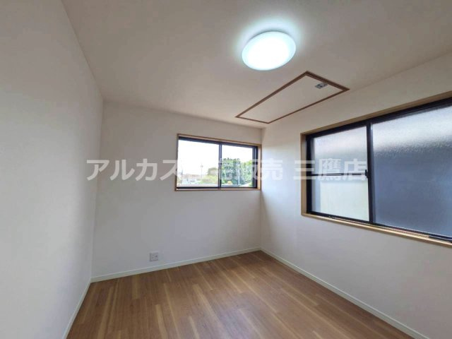西武新宿線 小平駅 14分 中古戸建 小平市大沼町2丁目の洋室| 2面に窓を備え、木目調の床が落ち着いた印象を添える洋室です。