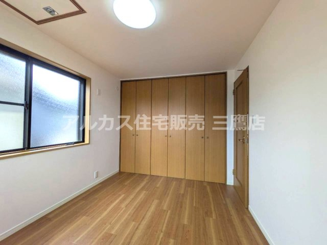 西武新宿線 小平駅 14分 中古戸建 小平市大沼町2丁目の洋室|壁一面にクローゼットを備え、衣類や荷物をまとめて収納しやすい洋室です。
