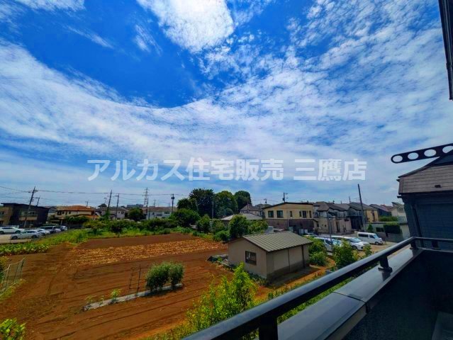 西武新宿線 小平駅 14分 中古戸建 小平市大沼町2丁目の展望|バルコニーから、畑や低層の街並み、広がる空を見渡せる眺望です。
