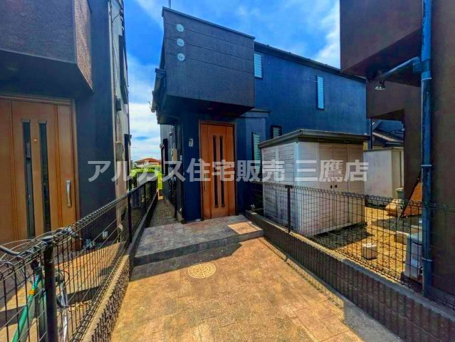 西武新宿線 小平駅 14分 中古戸建 小平市大沼町2丁目のその他|ダークカラーの外壁と木目調の玄関ドアが調和した、落ち着きある外観です。