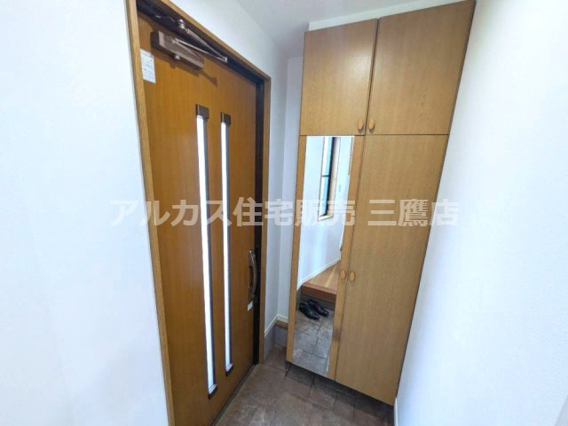 西武新宿線 小平駅 14分 中古戸建 小平市大沼町2丁目の玄関|姿見付きのシューズ収納を備え、外出前の身支度にも便利な玄関です。
