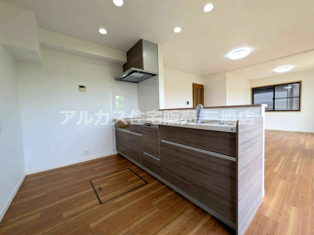 西武新宿線 小平駅 14分 中古戸建 小平市大沼町2丁目のキッチン|リビングを見渡せる対面キッチンには、豊富な引き出し収納を備えています。