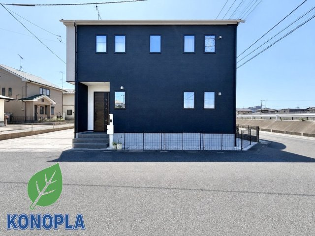 【中古戸建】行田市富士見町2丁目の外観|■外観｜黒ベースの外観は重厚感のある落ち着いた色味が印象的で、シックで洗練された雰囲気とともに高級感を感じさせてくれます♪