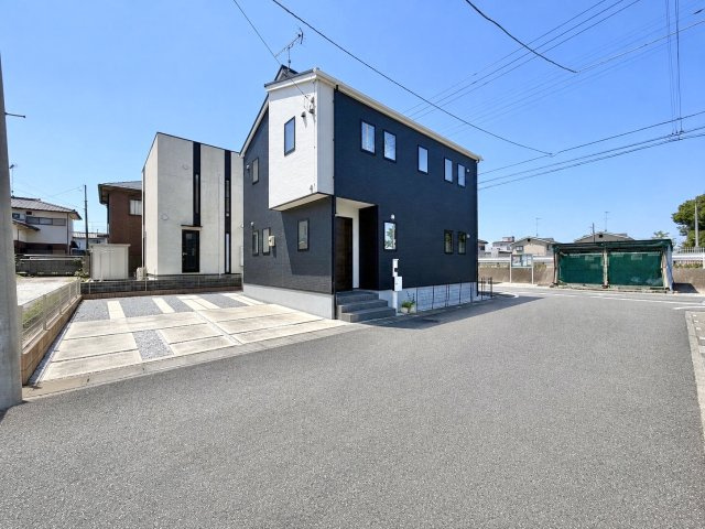 【中古戸建】行田市富士見町2丁目の外観|■外観｜広々とした駐車スペースで楽々駐車可能！お買い物後もスムーズにお荷物を運べます♪