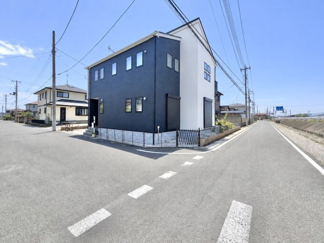 【中古戸建】行田市富士見町2丁目の外観|■外観｜角地に位置しているため開放感があり、日当たりや風通しも良好で、快適な生活環境が整っています♪
