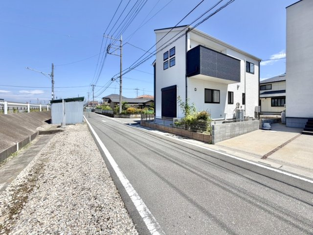【中古戸建】行田市富士見町2丁目の外観|■外観｜住宅街の中でも圧迫感が少なく、のびのびとした暮らしが叶う立地となっています。周囲の見渡しが良く、車の出入りの際も安全確認がしやすいため、小さなお子様がいるご家庭でも安心です♪