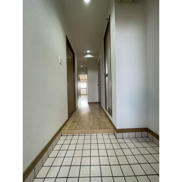 グランドヒルズ西川の玄関