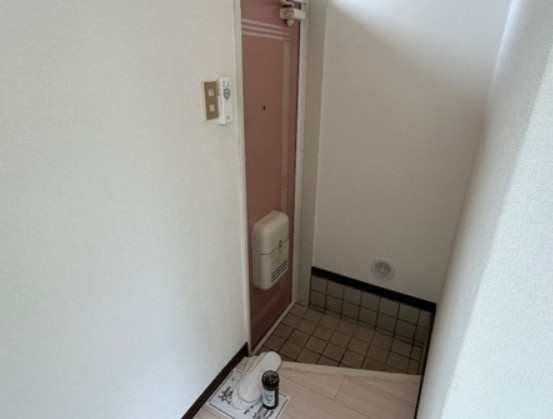さいたま市岩槻区本町１丁目のアパートの玄関