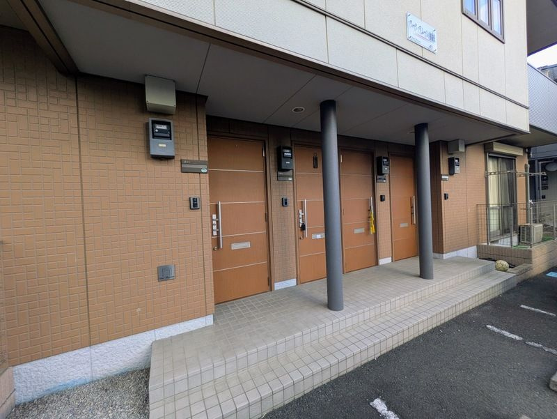 さいたま市南区大字大谷口のアパートのエントランス