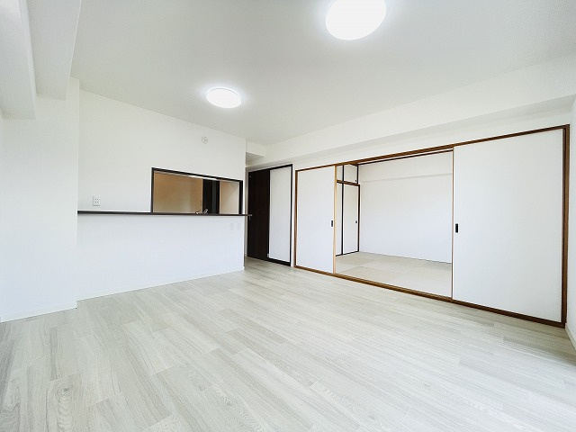 【居間・リビング】 | ロマネスク香住ヶ丘 | リビングと面した和室は目が届きやすく、お子様の部屋や寝室としてもご使用頂けます。引戸で開放しているとリビングにいるご家族を身近に感じることが出来ます
