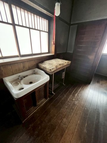 神田店舗付住居の洗面所