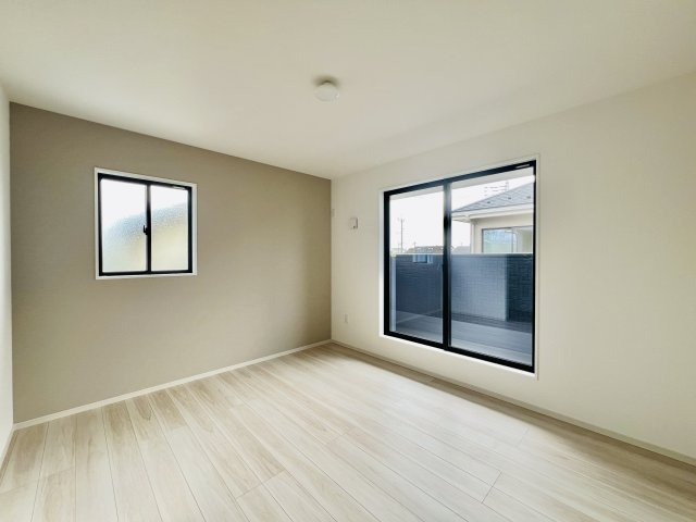 高崎市島野町の洋室|開放的な主寝室は、大きいベッドを設置してもゆとりのある空間♪
WIC付き
