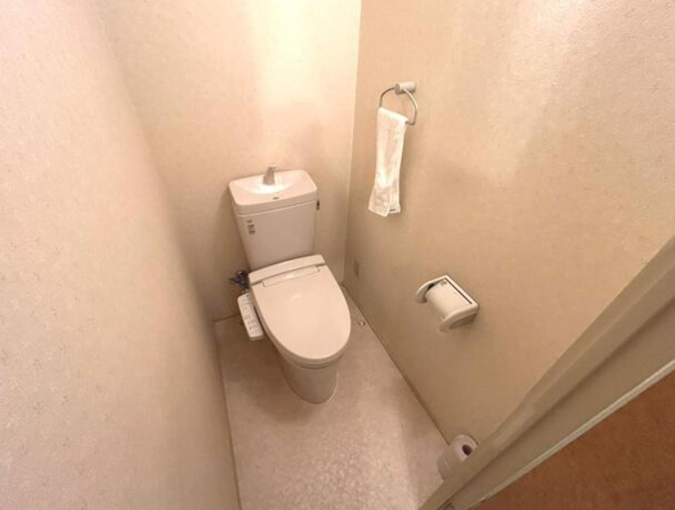 マンションニュー本郷のトイレ|落ち着いた色調のトイレです