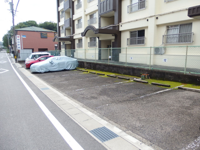 マンション岡田の駐車場